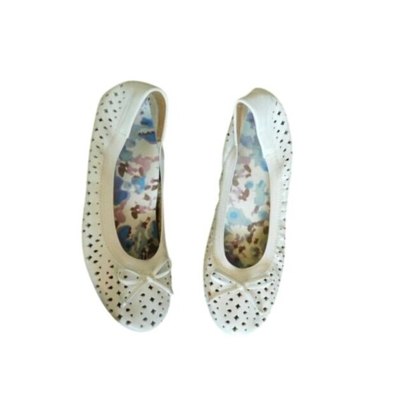 Vionic Size 8 White Flat Cut Out Rounded Toe Flat Soles Shoes - Picture 1 of 5